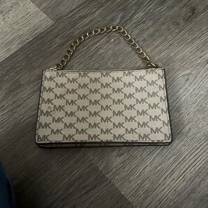 Hi I’m selling this Micheal kor purse